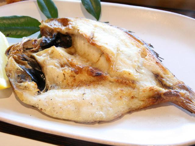 画像: まさに白身のトロと称されるほど脂ののった北浦産のどぐろが炭火焼きされ、超美味!