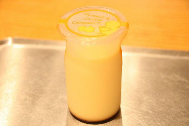 画像: 可愛らしいプラスチック容器タイプのプリン。優しいなめらかな仕上がり