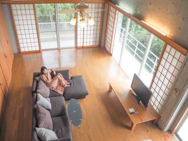 画像1: 吹き抜けのあるリビングルームで“ゆんたく”しよう