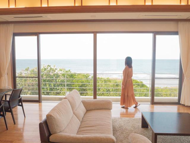 画像1: リビングの特等席で“今帰仁ブルー”の絶景を堪能