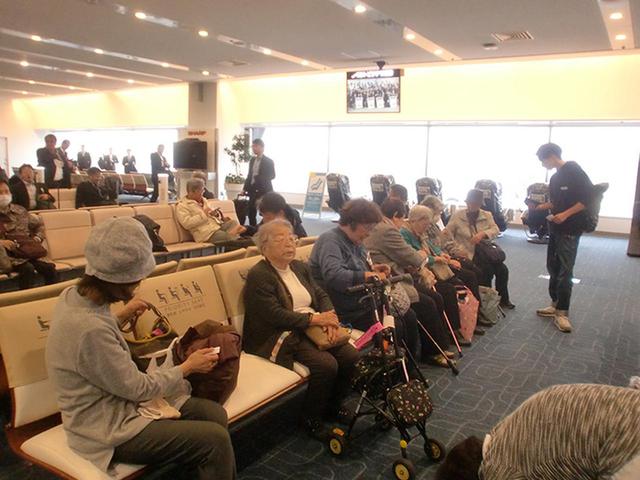 画像: 飛行機に乗る前、搭乗口にて。久しぶりの飛行機旅行にワクワク。