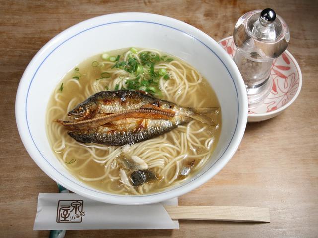 画像: 「鮎らーめん」1320円。まさに鮎尽くしの風味に酔いしれる。お好みで胡椒も