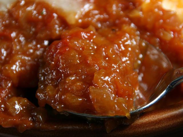 画像: 濃厚なトマトソース。甘みとトマトの酸味とほんのりピリ辛なテイストが一体化