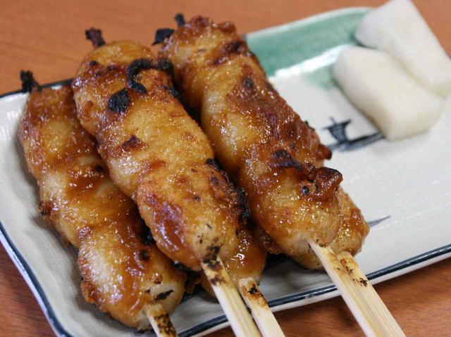 画像: 団子型の「五平餅」。注文を受けてから焼き上げるので、熱々で香ばしさも