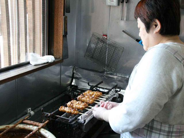 画像: 下焼きなどは旦那さんでも最終工程の焼き上げは奥様。タイミングが難しいそう