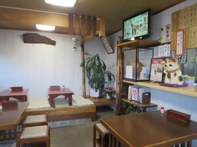 画像: 昭和の雰囲気が色濃く残る店内。昔ながらのメニュー表も掲示されていたり