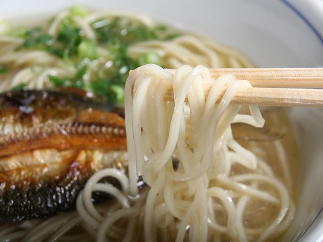 画像: するりとのど越しの良い中細ストレート麺は、スープとの相性もぴったり