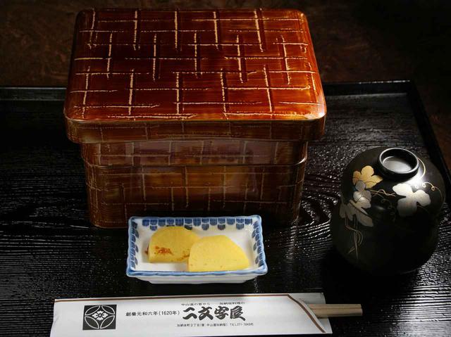 画像: 蓋つきで登場。もともとは黒かった漆塗りの器が、時代とともにこの色まで変化