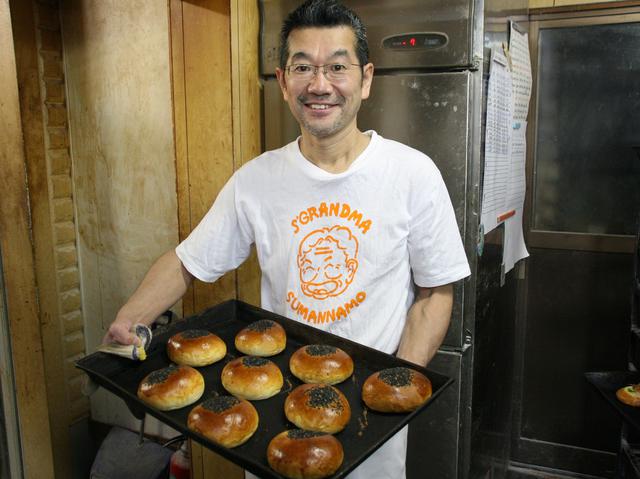 画像: 3代めの髙木芳継さん。奥様やスタッフと共に日々パンを焼き続ける