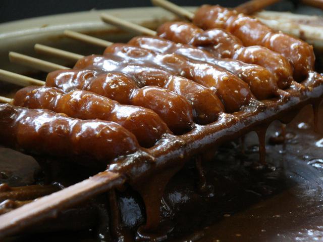 画像: 代々伝わる昔ながらのタレ。ゴマ、クルミ、ピーナッツふんだんで、まさに濃厚