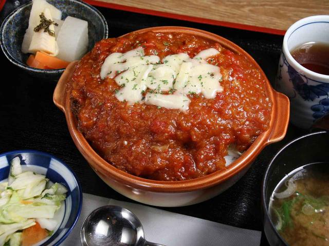 画像: とりトマ丼。中津川とりトマ丼選手権の第一回優勝作品でもある