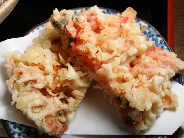 画像: サックサクのかき揚げ。そのまま味わったり、ツユにつけたりと楽しめる