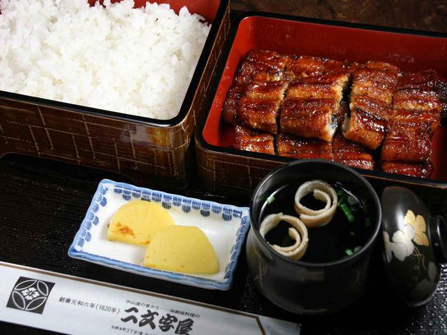 画像: 長焼きの「鶴長」。2段重ねに驚き、腹開きで蒸さずに焼き上げたサクッとした食感に唸る
