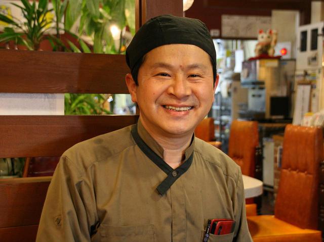 画像: 創業者から店を継いだ二代目の林栄治さん。自然薯・飛騨牛「やま里」も直営