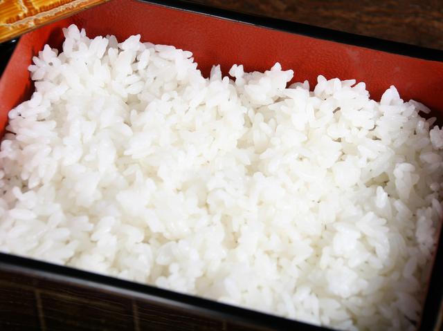 画像: ふっくら炊きあがったごはん。秘伝の継ぎ足しタレのうなぎとの相性も抜群だ
