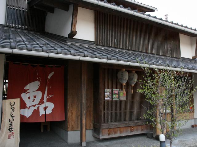 画像: 川原町の古き良き街並みにぴったりの一戸建て。1Fと2Fがある