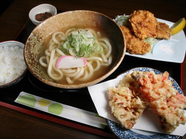 画像: 「かき揚げうどん唐揚げセット」まさにボリュームたっぷりのセットだ