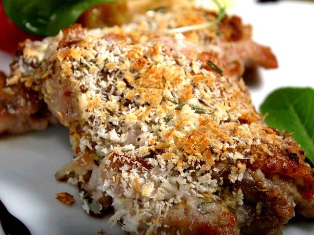 画像: 鶏肉はパン粉をつけて焼く。フライパン調理で、手作りの良さが活きる
