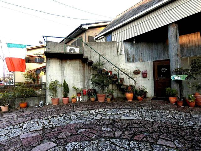 画像: 2階にもロフトがある天井の高い斬新な建物。店内は趣味の自転車なども飾られている