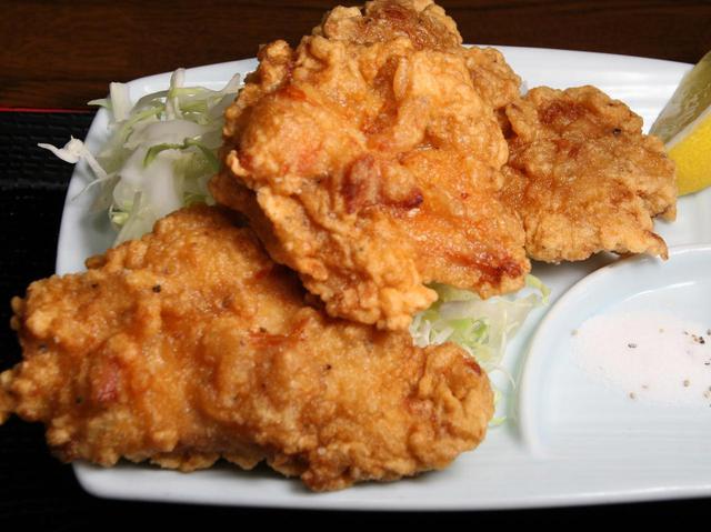 画像: とりの唐揚げ。大きくてボリュームたっぷり。テイクアウトすることも可能だ