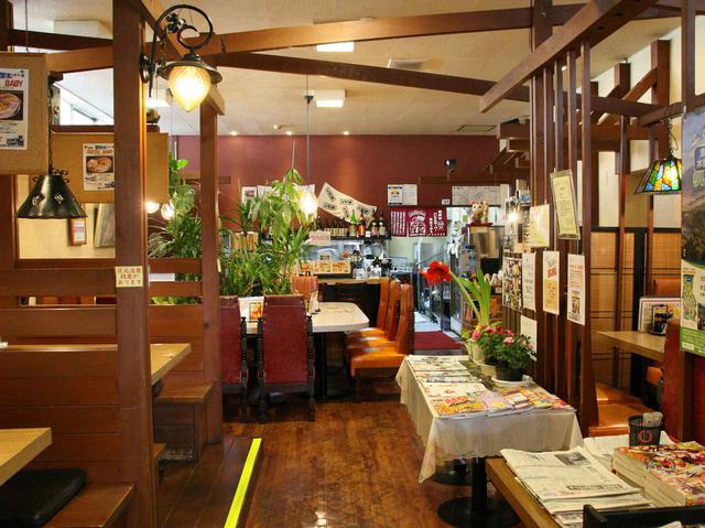 画像: 木の温もりが活きる店内。天井も高く、ゆったり。朝はモーニングなども提供