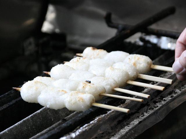 画像: 硬めに炊いたごはんを団子型にして串に3つ刺す。下焼きもポイントだ