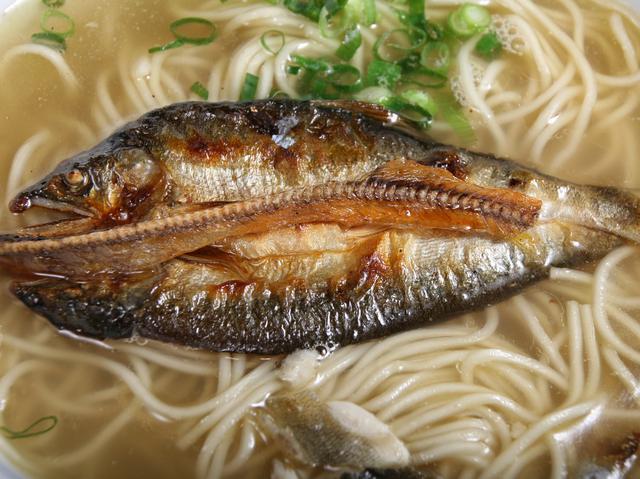 画像: 「鮎らーめん」は天日干しの鮎のひらきも。炭火の香ばしさも加わり、また格別だ