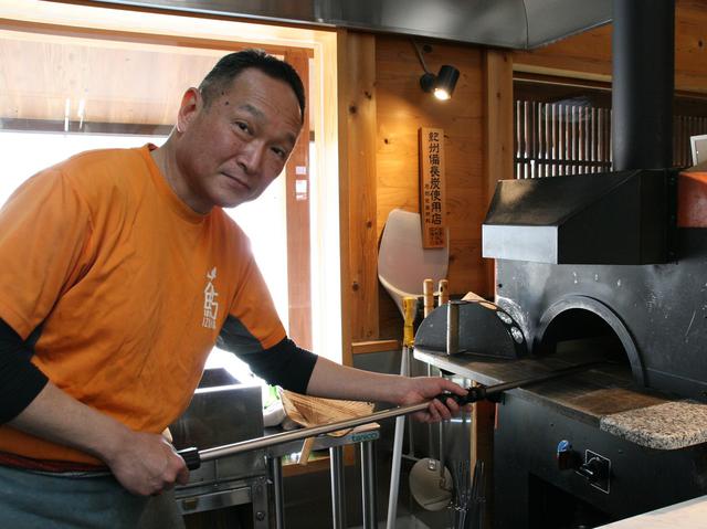 画像: 5代めの泉善七さん自らが厨房に立つ。ピザ釜まで設置するこだわりぶり