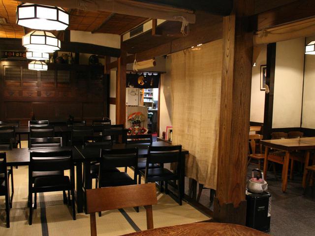 画像: 欄間には、創業当時に泊った左甚五郎が掘った“月夜に川原で餅をつくウサギ”が