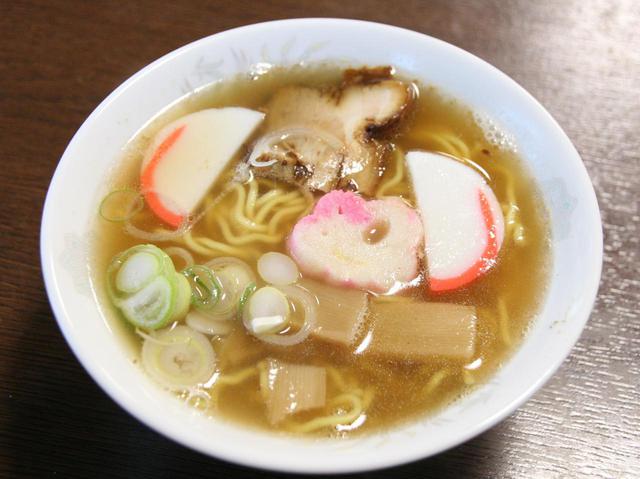 画像: 鶏ベースで昔なつかしさも感じる「中華そば」(小)。両方オーダーする人も多い