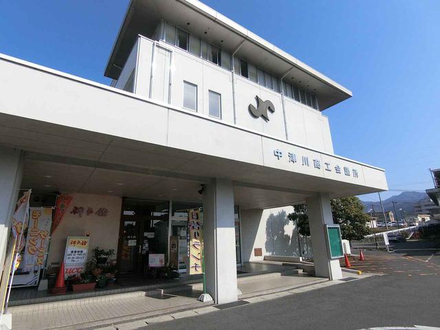 画像: 商工会議所の1階。駐車場も広々。周囲には警察署や市役所など公共機関も多い