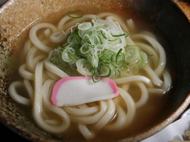 画像: コシのある讃岐うどんに、白だしベースのツユがぴったり。節類の香りもただよう
