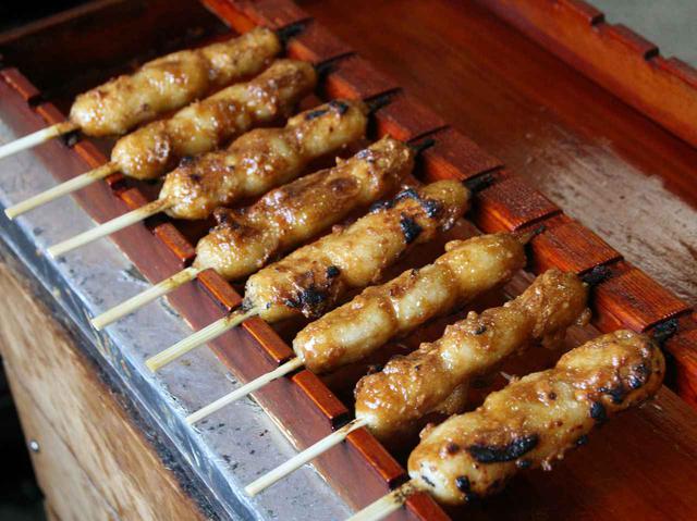 画像: 焼き上がったら、一旦、深さのある木箱に並べて、その後、器に盛って完成する