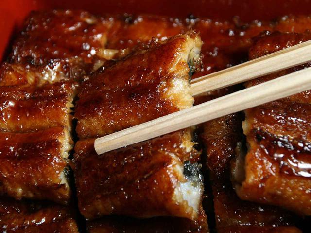 画像: 現在は九州産のうなぎを使用。長焼きは「竹長」~「鶴長」まで量で価格が変わる
