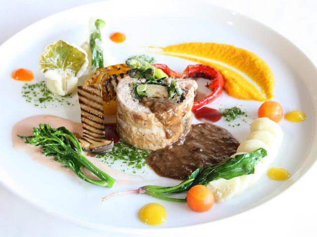 画像: 「鶏にフォアグラに季節野菜」。粗挽き&細挽き鶏もも肉、フォアグラの旨みがソースと絶妙に絡む