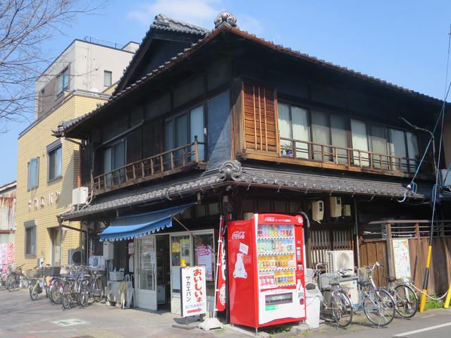 画像: 老舗感ただよう木造の一軒家。となりにパン工場が併設されている