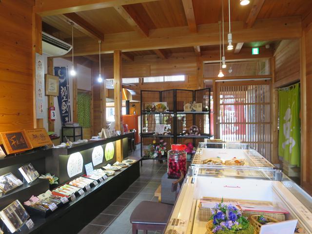画像: 店内では自社製品である鮎のひらきや鮎加工品が数多く並べられ、販売も