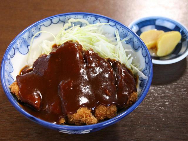 画像: 「かつ丼」。ブラウンに輝く、まさに“てり”のあるソースがかかったかつ丼