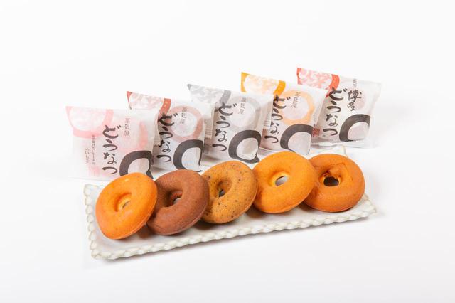 画像: 右からプレーン、焦がしバター、ゴマ、チョコ、イチゴ。各98円(税込)※福岡空港では「プレーン」のみ販売/販売元:博多蒸氣屋