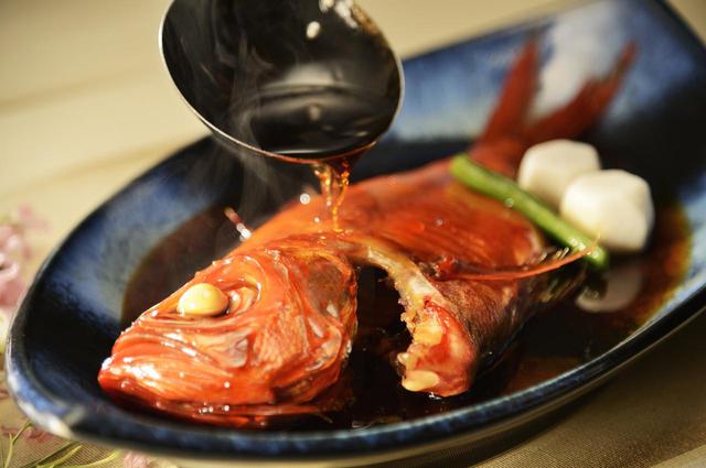 画像: 名物・金目鯛の煮付け