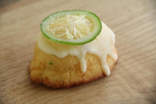 画像: 青いレモンケーキ。お取り寄せでは4個入り1,058円(税込)~販売されています