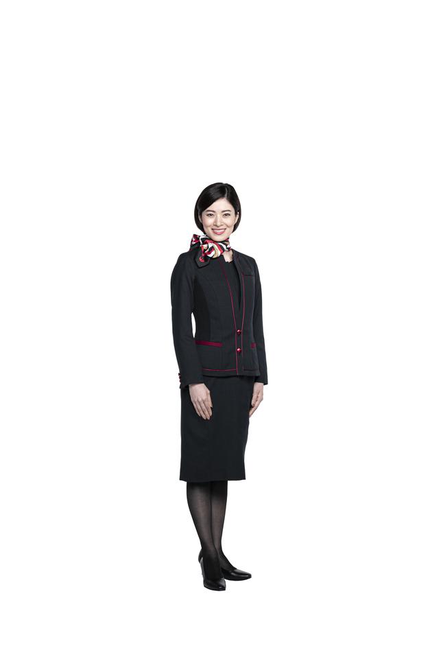 画像2: パンツスタイルも初採用。すべてが新しくなったJAL新制服の全貌を公開