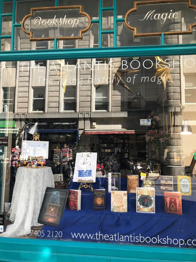 画像: 大英博物館前には、魔法専門書店も。この「アトランテイス」という書店には、鏡さんも長年通っているのだそう