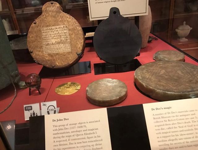 画像: 大英博物館に展示されている、ジョン・ディー博士の魔法道具(鏡リュウジさん撮影)