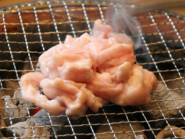 画像: 豚丸ホルモンを焼くときは、一度に広げず、山のように積んで蒸し焼きにし、後から広げる