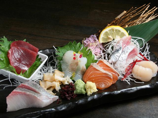 画像: 「お刺身いいとこ盛り」。その他、お刺身1000円盛りなどもある