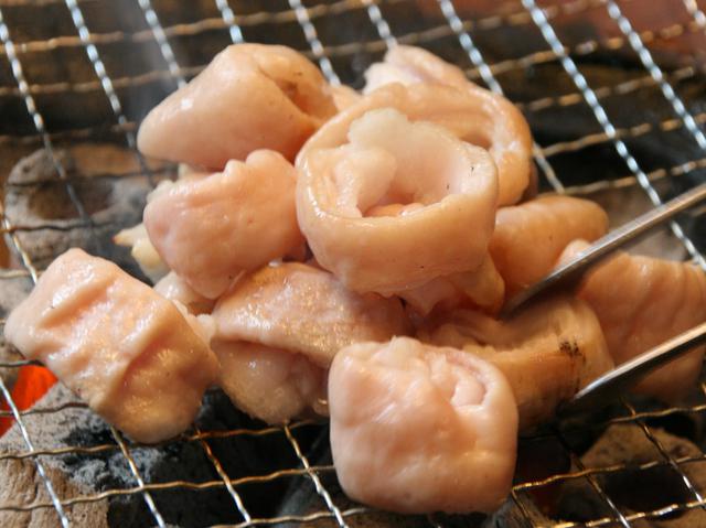 画像: 豚丸ホルモン。もちろん生。まずはブレンドした塩コショウ、次に甘めの生ダレで