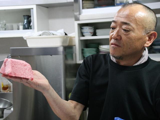 画像: 親の代から畜産業に携わる堀口久男さん。まさに肉を知り尽くした“肉のプロ”だ