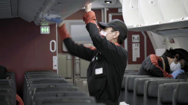 画像2: Q.どれだけ消毒していますか? 拭き残しなどがないか、不安です A.機内清掃担当チームが清掃作業とともに、隅々まで念入りに消毒しています