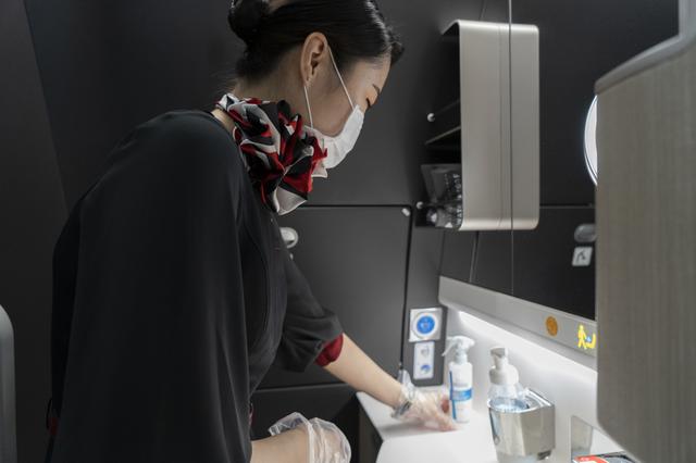 画像: Q.機内に除菌グッズはありますか? A.共用の除菌スプレーのほか、除菌シートをご用意しています